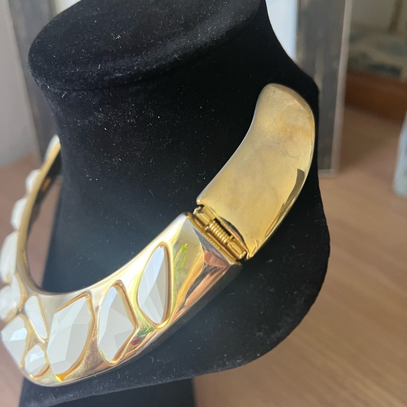 Rare vintage Kenneth Jay Lane hinged bib collar necklace gold tone white enamel - Picture 7 of 10